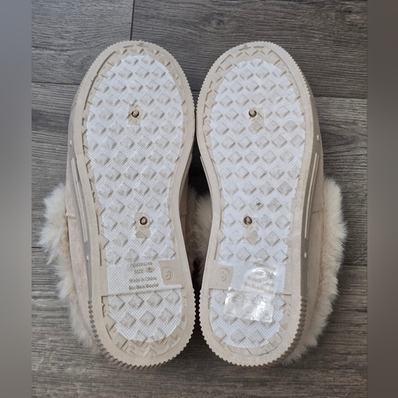 Cozy Fuzzy Soft Warm Slipper Shoes Poms Size 9 Snow Winter Streetwear Natural - Picture 8 of 10